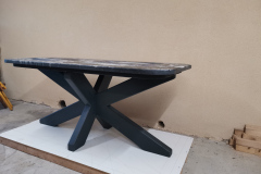 Table en bois avec peinture artistique