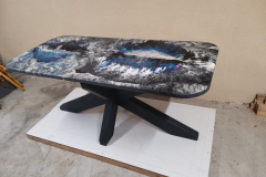 Table en bois avec peinture artistique